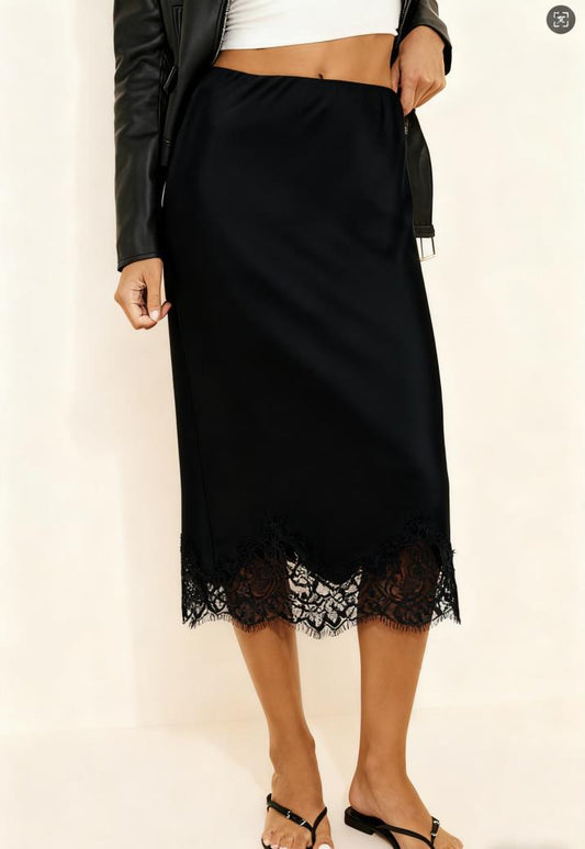 VVZ Color-Blocked Skirt with Lace Paneling