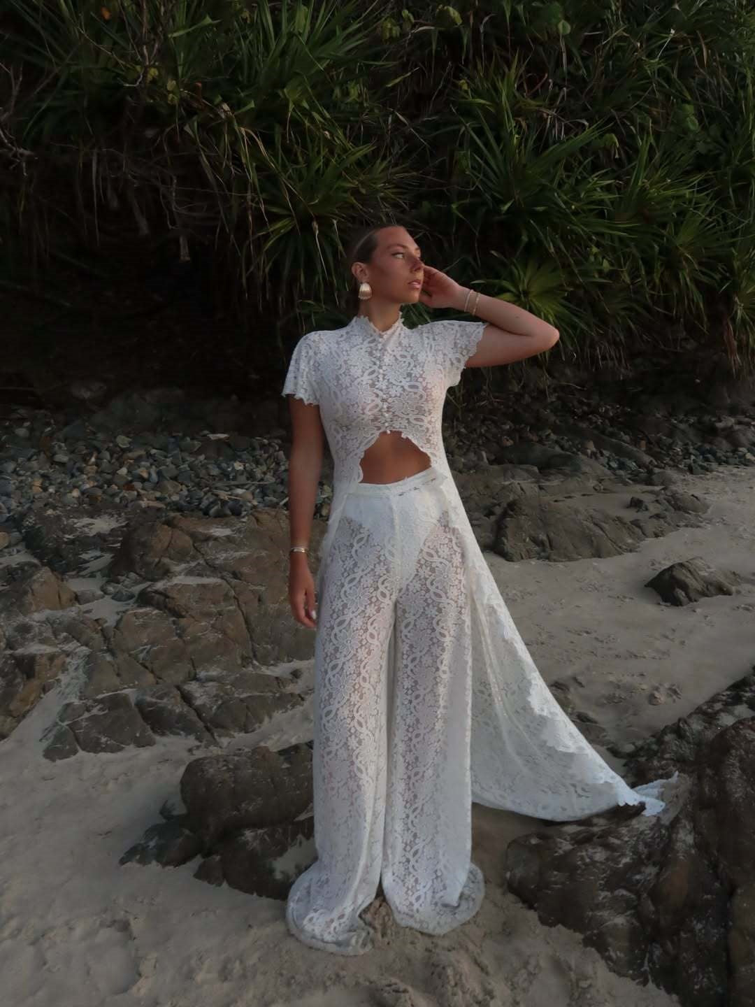 VVZ Sexy halter crop top and high-waisted wide-leg trousers